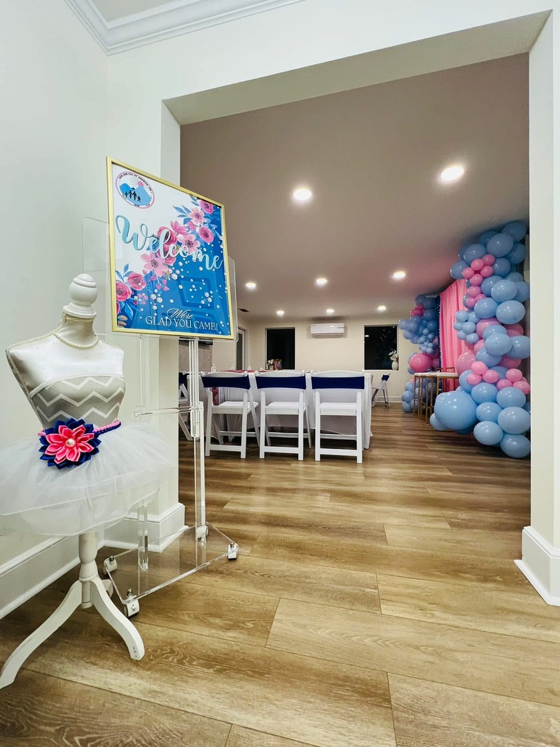 The Ivy House room arranged for a class with an easel and balloon decor